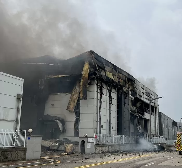 경기 화성시 서신면 소재 일차전지 제조 업체 아리셀 공장에서 화재가 발생 / 뉴스1 