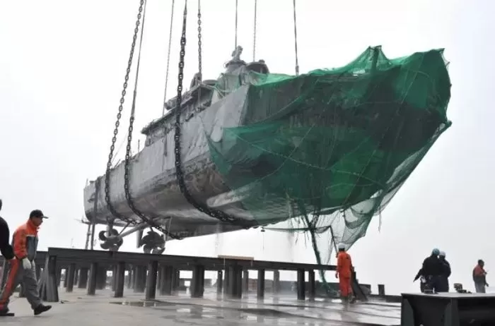 2010년 4월 15일 해군 초계함 '천안함' 함미가 인양되고 있는 모습 / 뉴스1