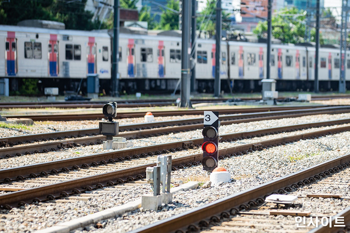 출발한 열차 문 두드리며 쫓아가던 90대 할아버지, 선로에 떨어져 숨졌다