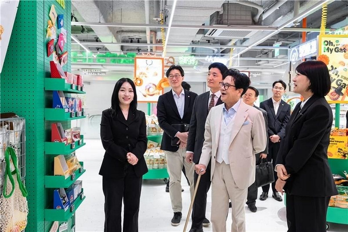 명동 올리브영에 뜬 CJ 父子... 이재현 회장이 직접 구매한 'K뷰티' 아이템은?