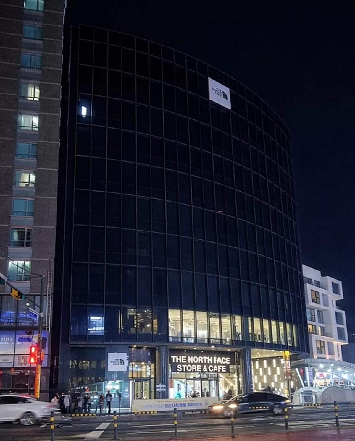 사진_2026 어스아워에 참여한 영원무역 명동빌딩.jpg