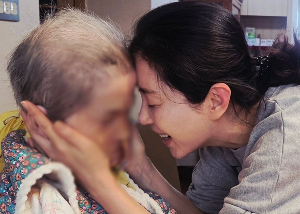 송윤아, 병상 어머니 붙잡고 오열...“한 번만 다시 내 이름 불러줘요. 제발”