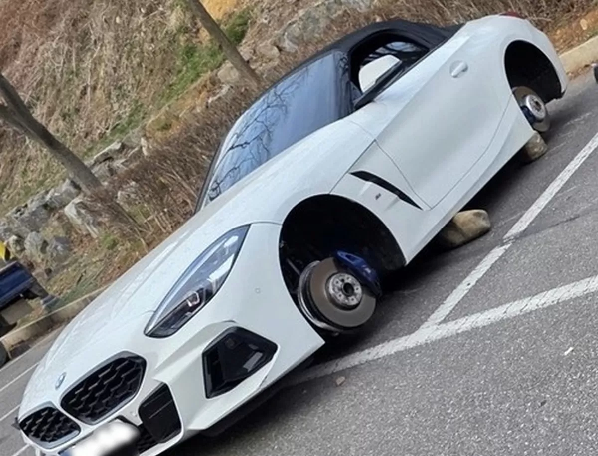 ▲ 바퀴·휠 빠진 BMW 차량. 보배드림 캡처