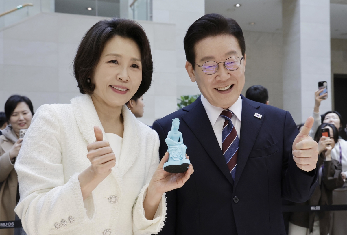 origin_국립중앙박물관기념품손에든이재명대통령·김혜경여사.jpg