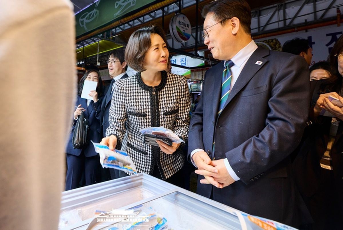 “여보, 얼갈이배추김치 사줘요”... 제주 동문시장 들썩이게 한 李대통령 부부의 ‘장바구니’