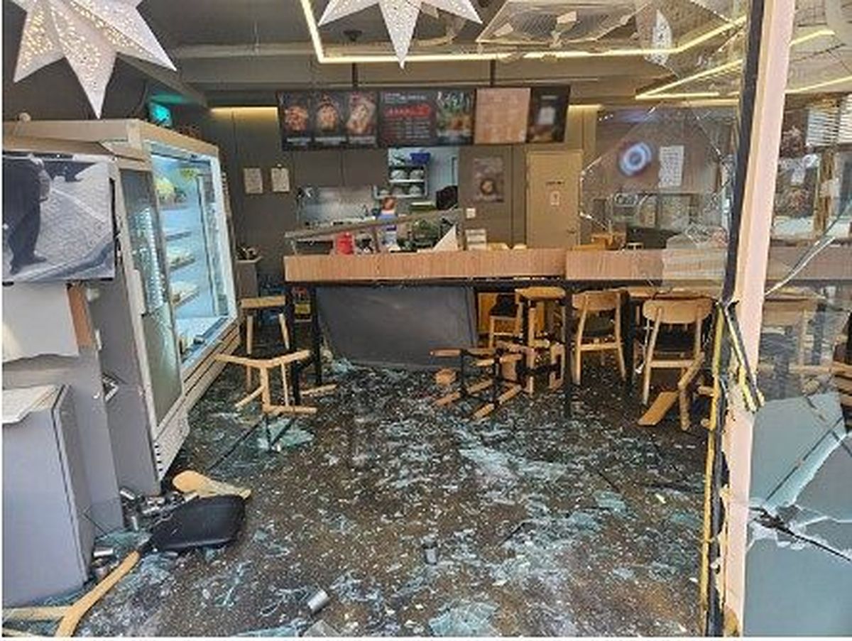 강남 압구정서 80대 운전자가 몰던 차량 식당 돌진...4명 부상