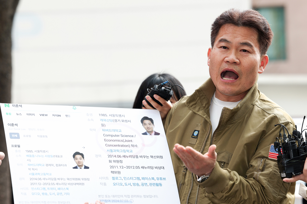 “이재명 1조 비자금·이준석 하버드 위조”... 고발 10건 쌓인 전한길이 한 하소연