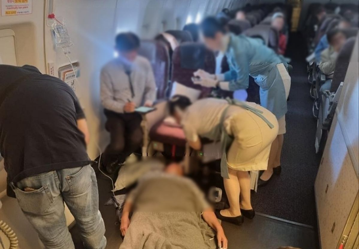 “의사 선생님 계시나요” 기내에 ‘닥터콜’ 울리자 튀어나간 한국 의사들, 심정지 위기 여성 살렸다