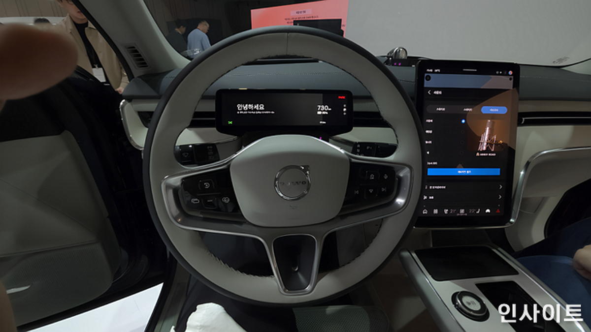 Upscale_and_enhance_the_interior_dashboard_view_of-1775020135316.png