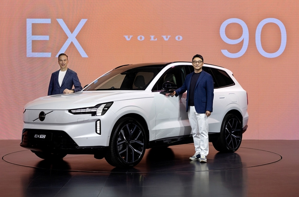 사진자료15_EX90 (볼보자동차 에릭 세베린손 CCO, 볼보자동차코리아 이윤모 대표).JPG