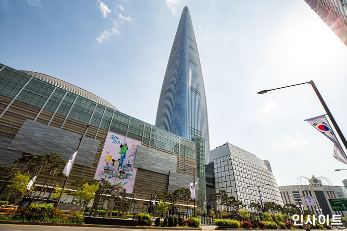 롯데월드타워와 롯데월드몰 / 인사이트