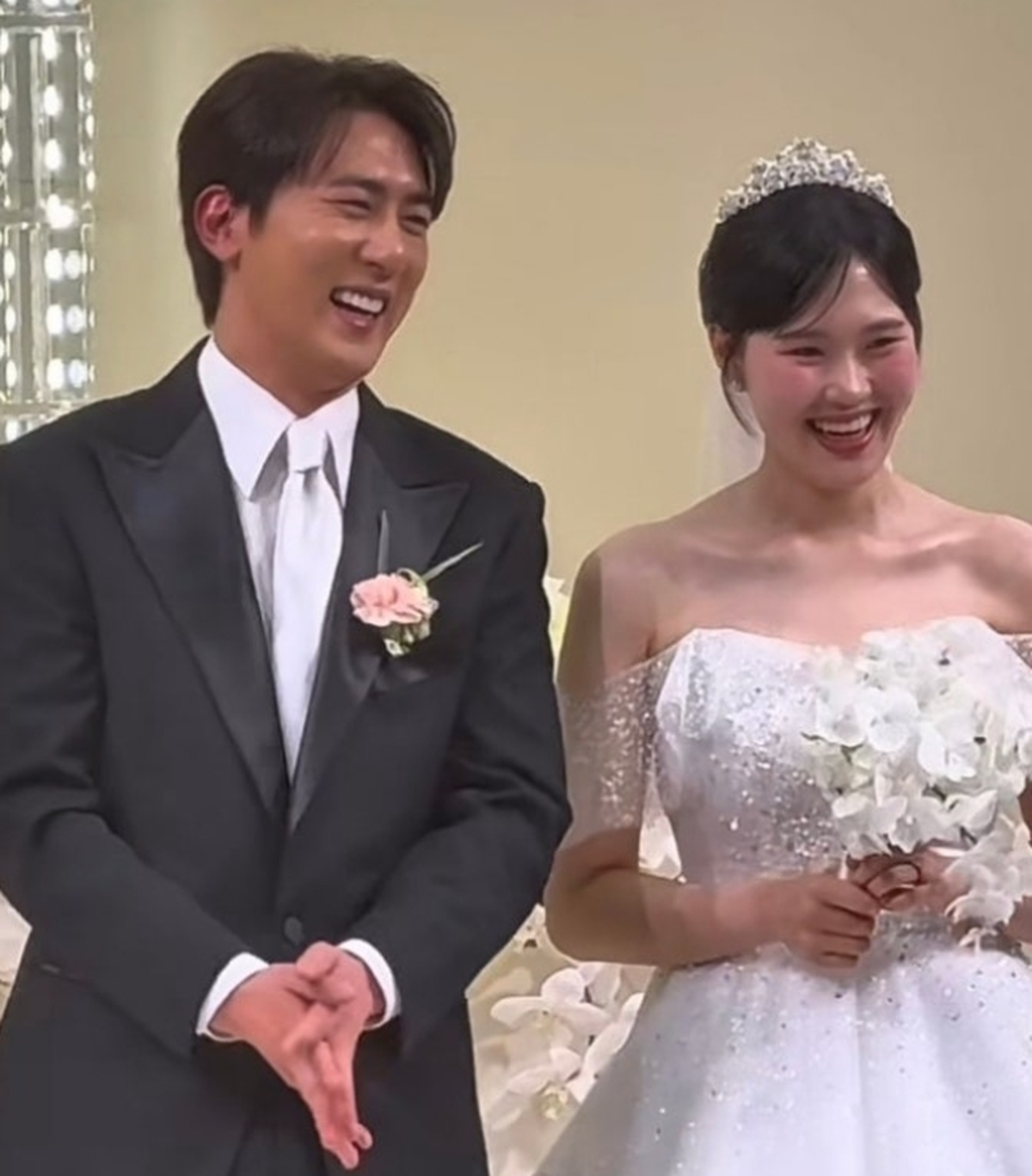 '숏박스' 김원훈♥엄지윤, 15년 열애 끝 결혼식... 유재석·이수근까지 등장