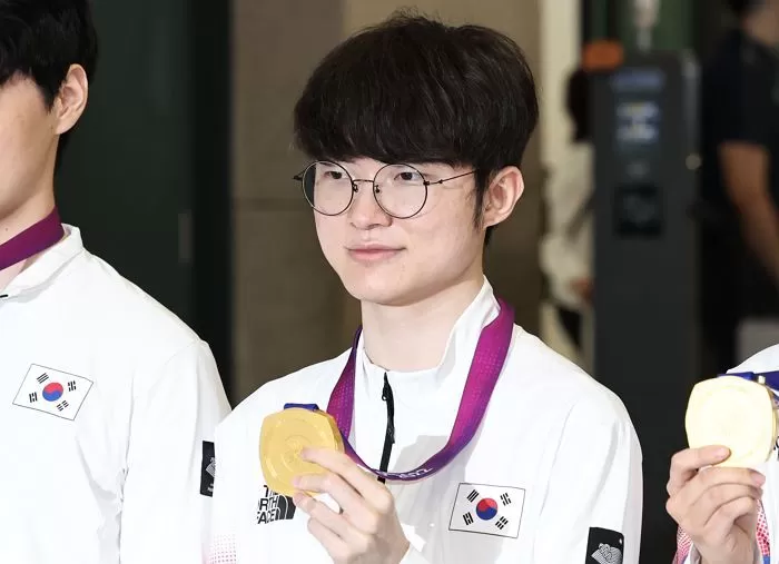 '2022 항저우 아시안게임' e스포츠 리그 오브 레전드(LoL)에서 금메달을 획득한 '페이커' 이상혁 / 뉴스1