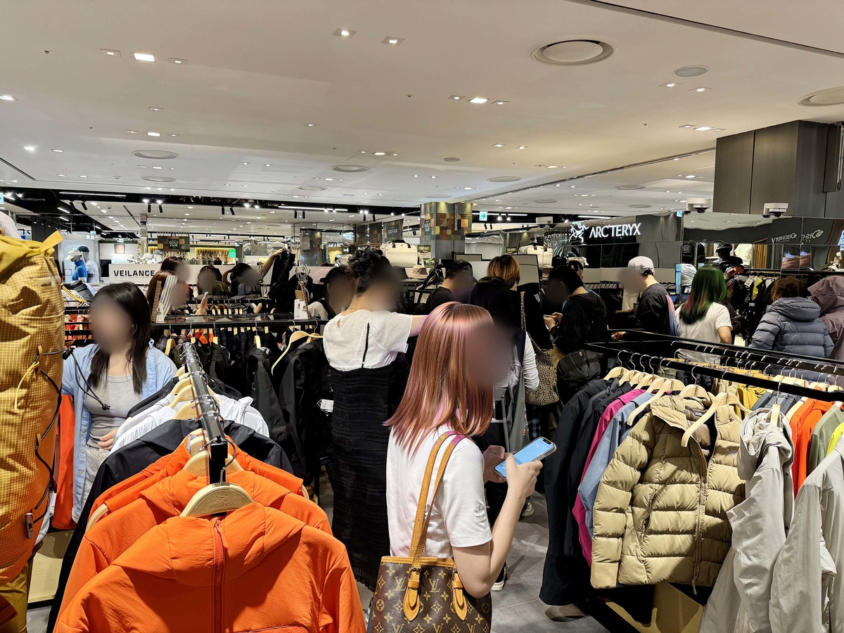 신세계 본점 아웃도어 매장에서 외국인 고객이 쇼핑하는 모습_가로1.jpg