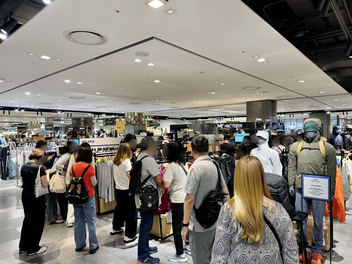 신세계 본점 아웃도어 매장에서 외국인 고객이 쇼핑하는 모습_가로2.jpg