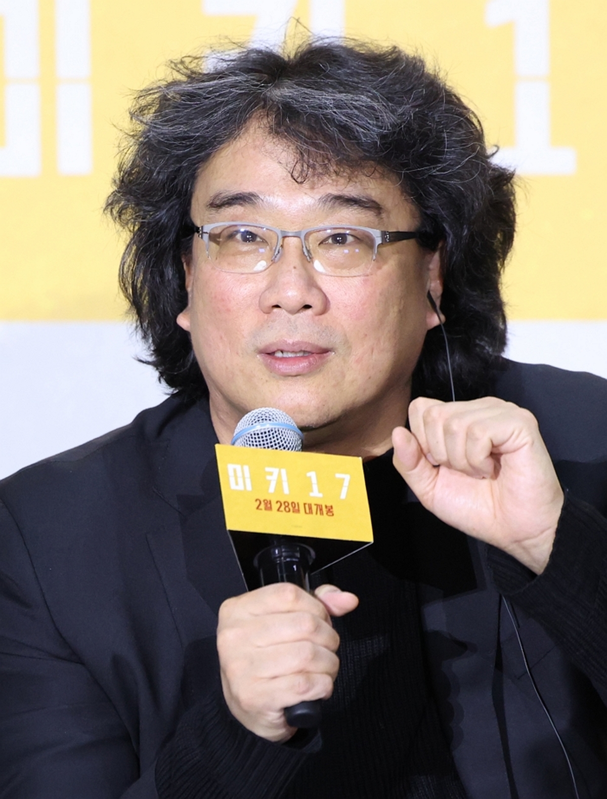 origin_미키17메가폰잡은봉준호감독.jpg
