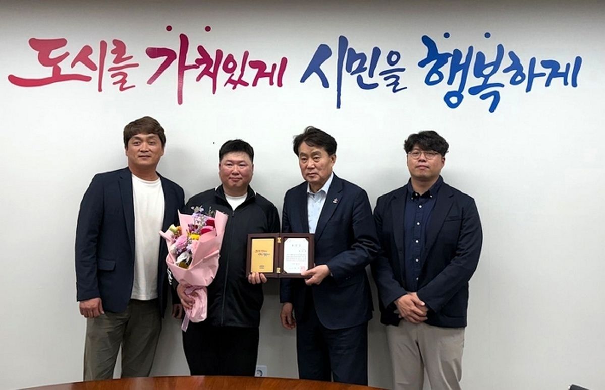“봉투 열었더니 중국 돈이...” 쓰레기 수거 중 1300만원어치 골드바·현금 찾아준 환경미화원