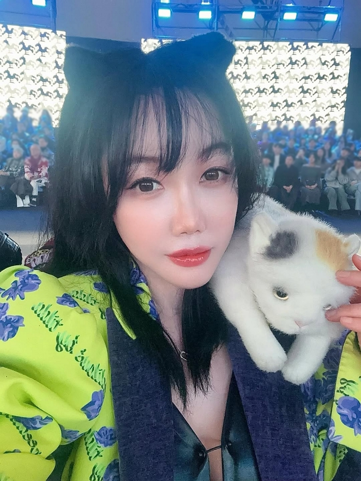 한국적인 문화를 컨셉으로 오방색과 현대미의 콜라보의 패션의 정수를 보여준 이번 서울패션위크의 ‘그리디어스 Greedilous’ f-w 박윤희 디자이너 축하해요~~! -)💖.jpg