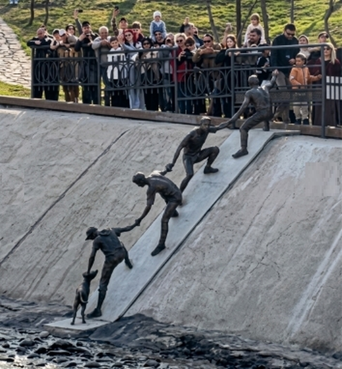 10년 전 강아지 구조하던 ‘인간사슬’, 기념 동상 세워졌다