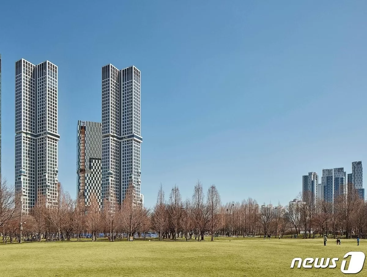 성수동 한강변 49층 아크로 서울포레스트 모습 드러내 - 뉴스1
