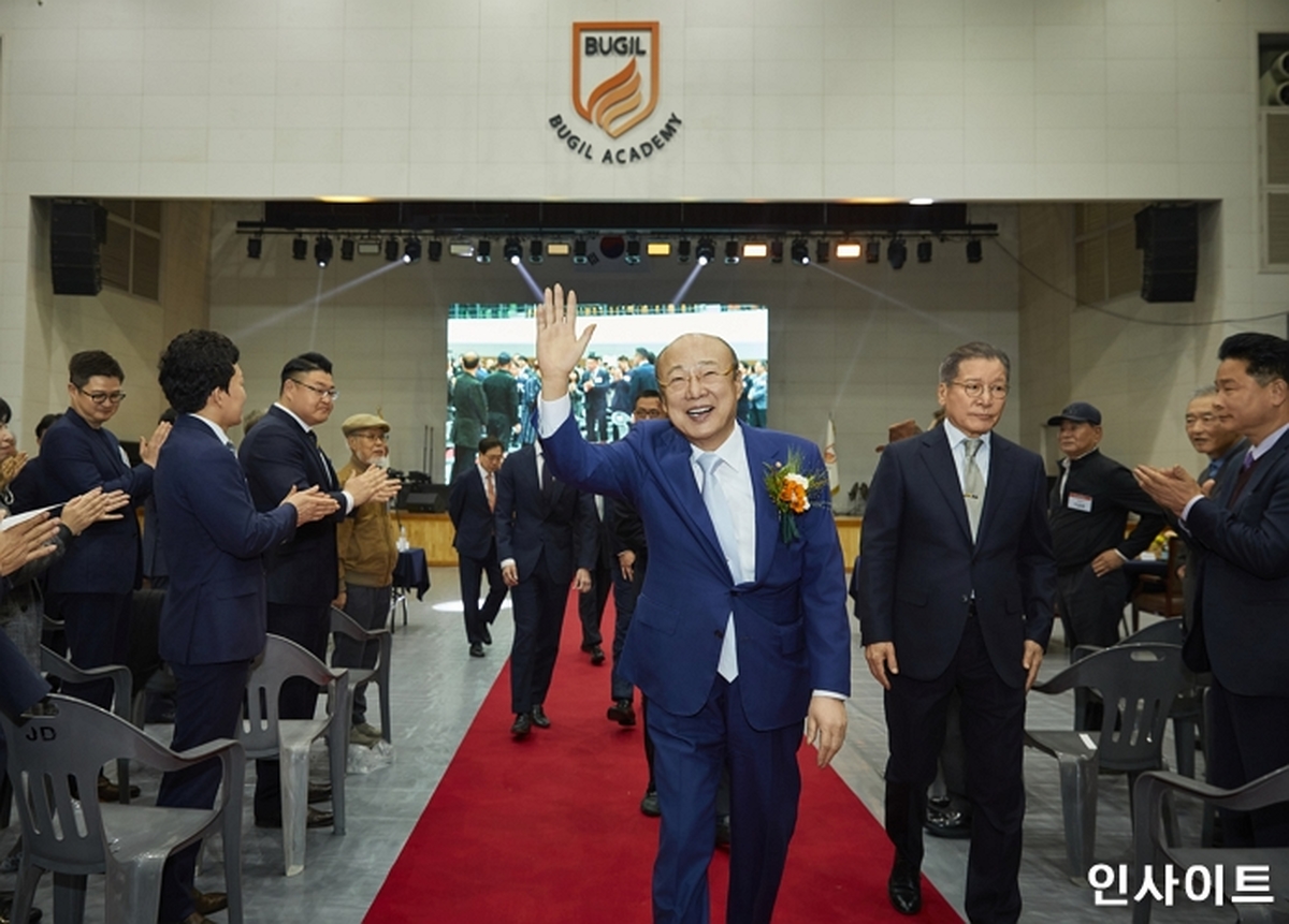 [사진_1] 김승연 회장이 북일고 개교 50주년 기념 행사에 참석해 인사하고 있다..jpg