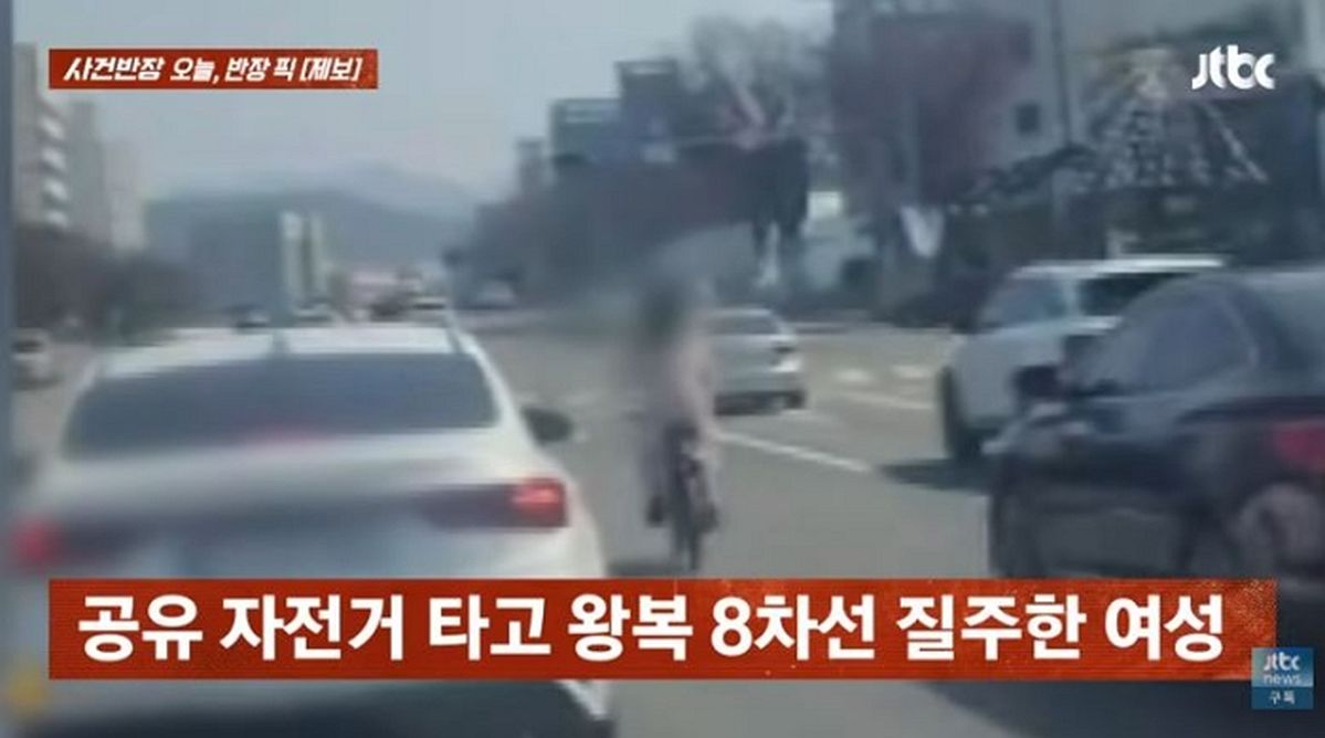 자전거 타고 '8차선 도로'에 불쑥 튀어 나온 여성, 운전자들 가슴 쓸어내렸다