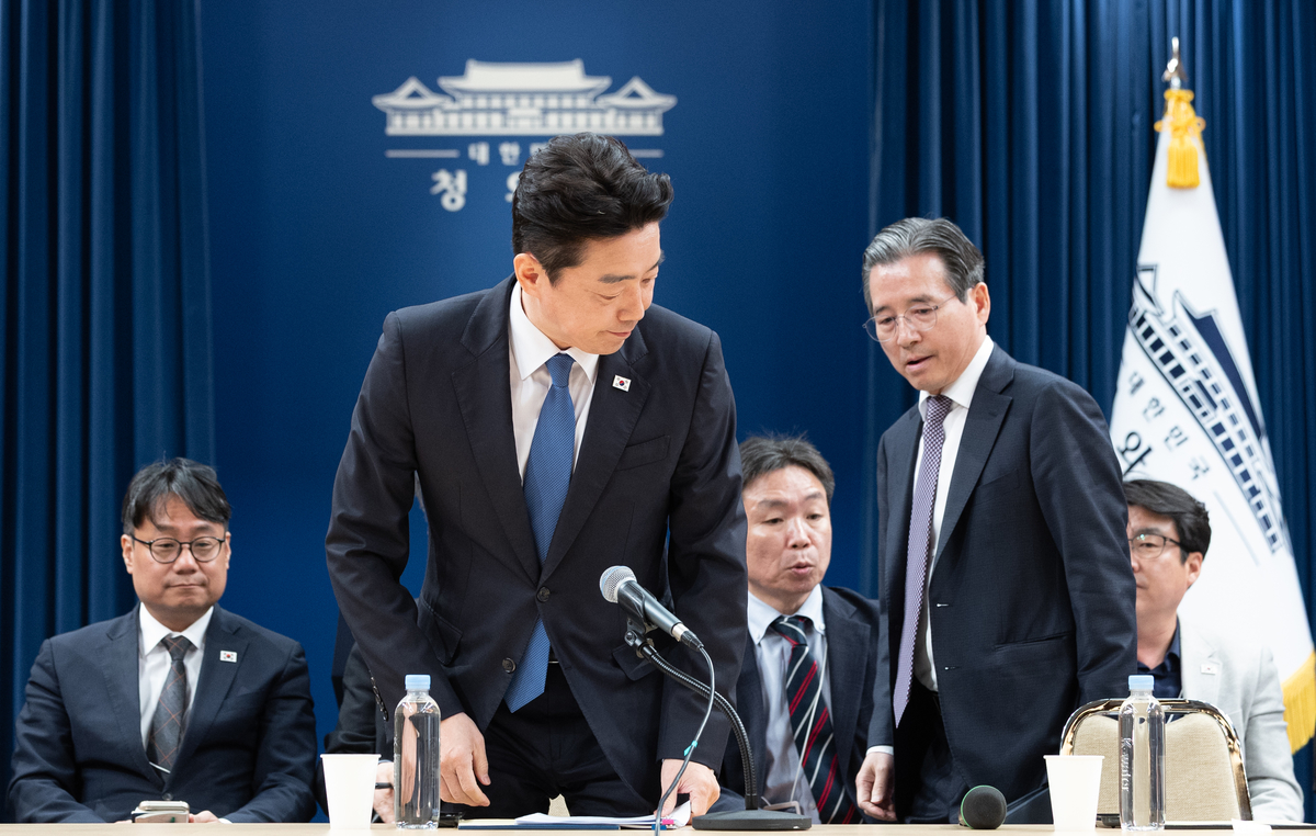 강훈식 비서실장과 김용범 정책실장이 7일 청와대 춘추관에서 열린 중동상황 관련 기자간담회에 참석하고 있다. 2026.4.7/뉴스1