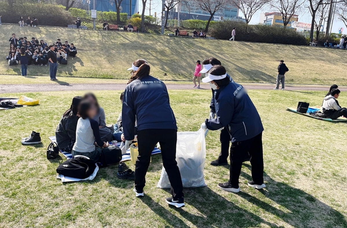 롯데건설 경기광주역 롯데캐슬 시그니처 환경 정화 캠페인을 펼치고 있다.jpg