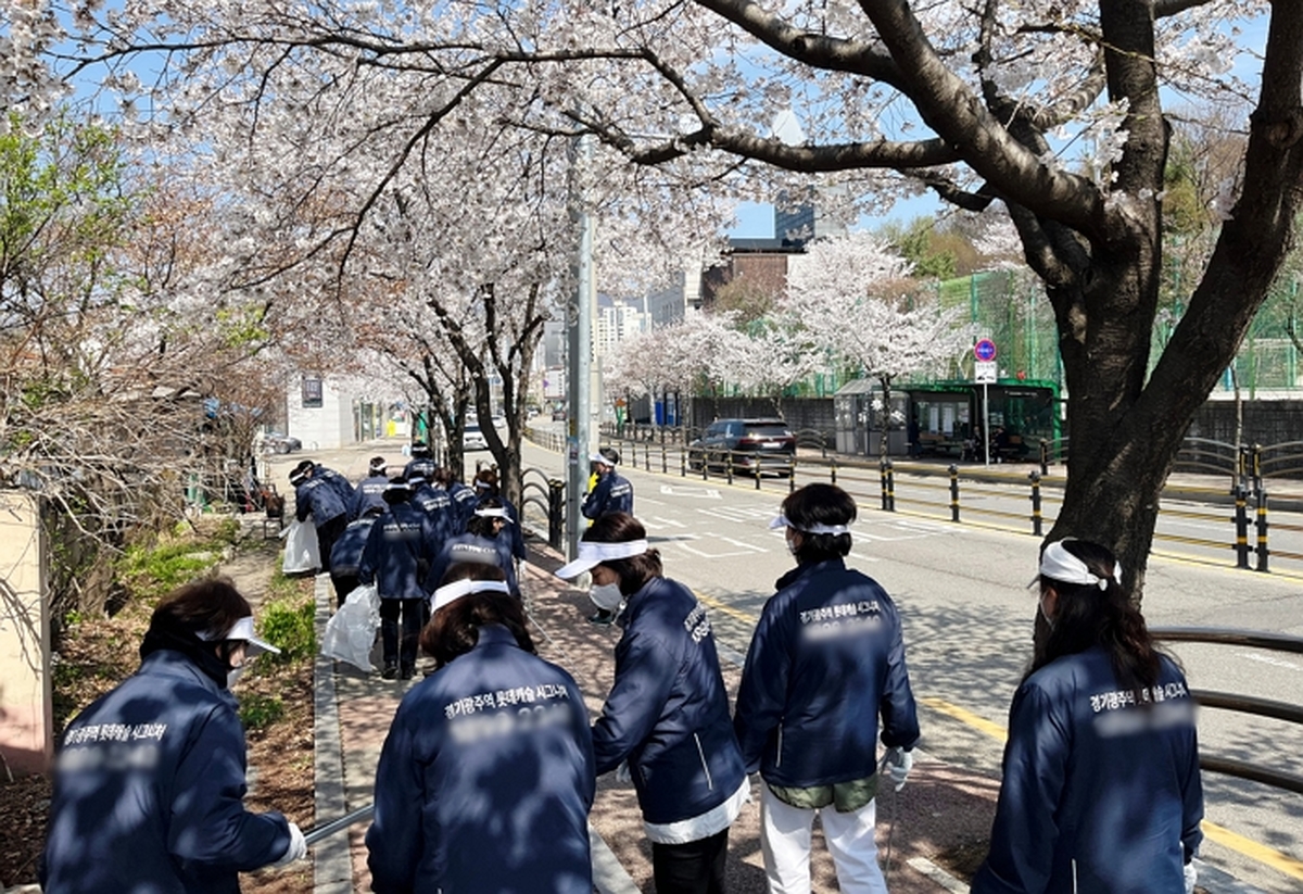 지난 5일 롯데건설 경기광주역 롯데캐슬 시그니처 분양 관계자들이 환경 정화 캠페인을 펼쳤다.jpg