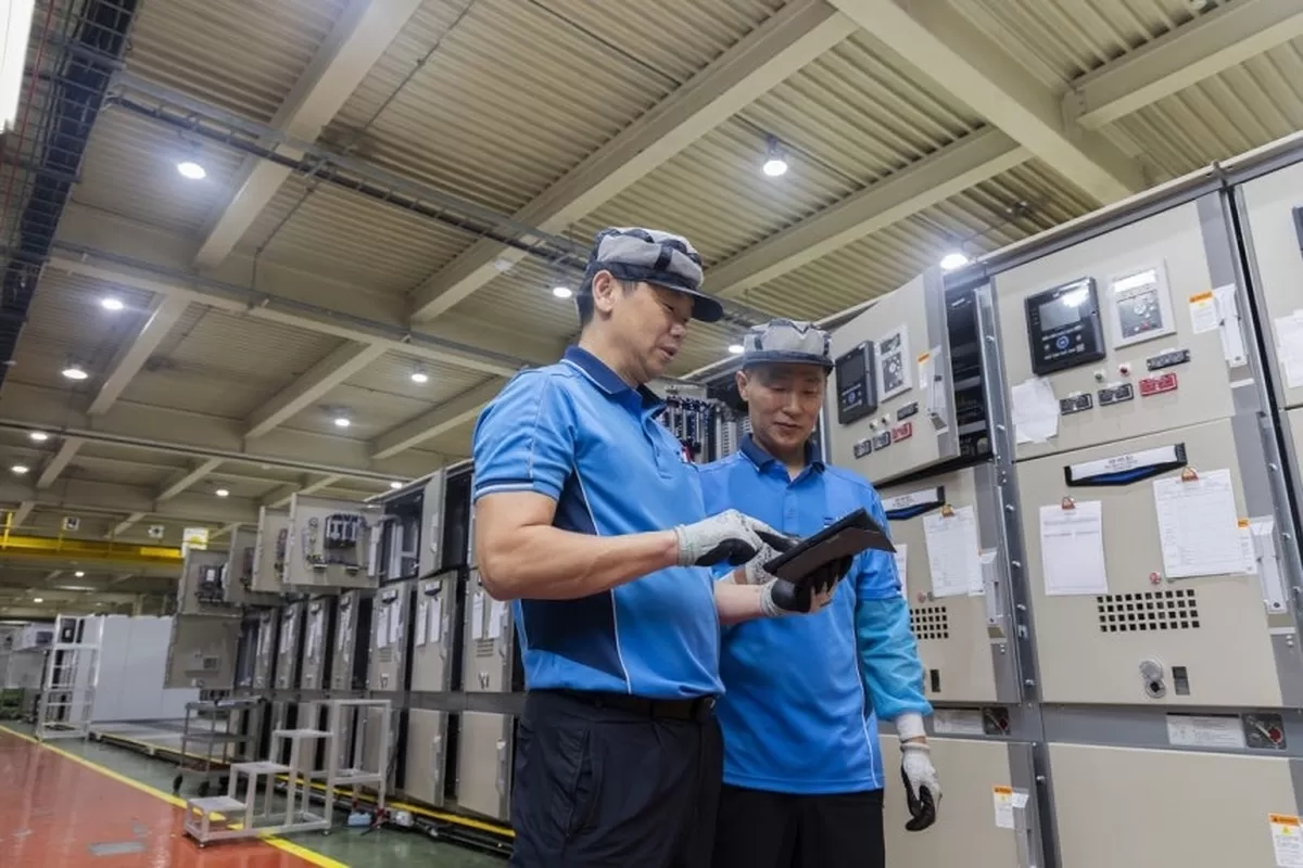 LS일렉트릭 청주 공장에서 시니어 직원이 배전반 점검에 대한 기술 노하우를 후배에게 설명하고 있다. 사진 제공=LS일렉트릭
