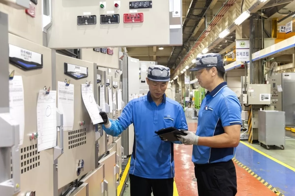 LS일렉트릭이 정년 후 재고용 제도를 통해 전력 인프라 슈퍼사이클 국면에서 경쟁력을 확보하고 있다. 사진은 LS일렉트릭 청주 공장에서 관계자들이 배전반을 최종 점검하는 모습....