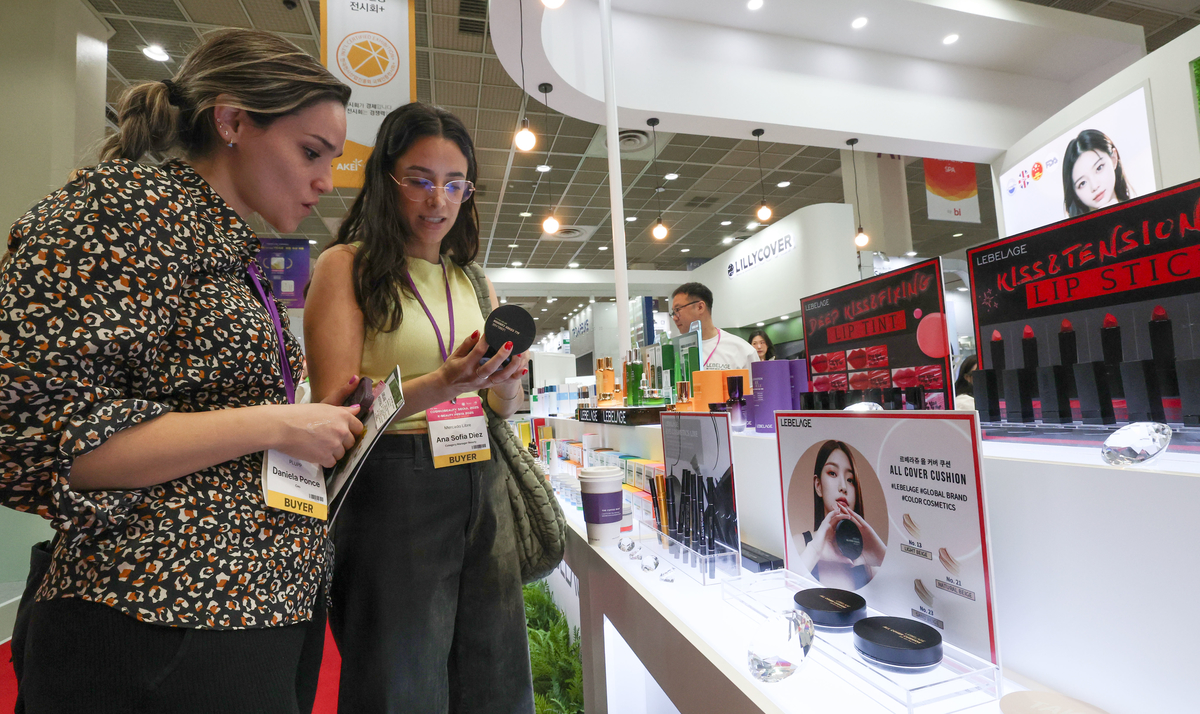 origin_K뷰티에매력에빠진외국인관람객.jpg