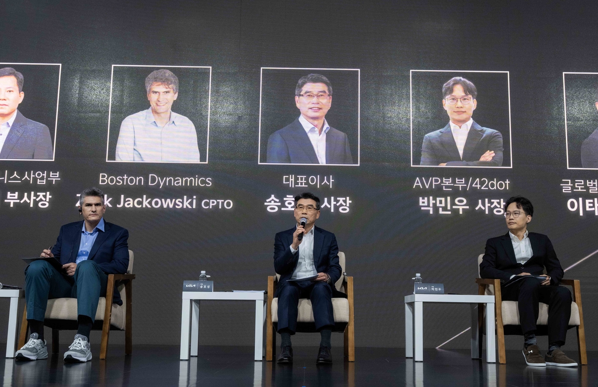 (왼쪽부터) 보스턴다이나믹스 잭 재코우스키(Zachary Jackowski) 아틀라스 개발 총괄, 기아 송호성 사장, 현대자동차-기아 AVP본부장 박민우 사장 / 현대차·기아