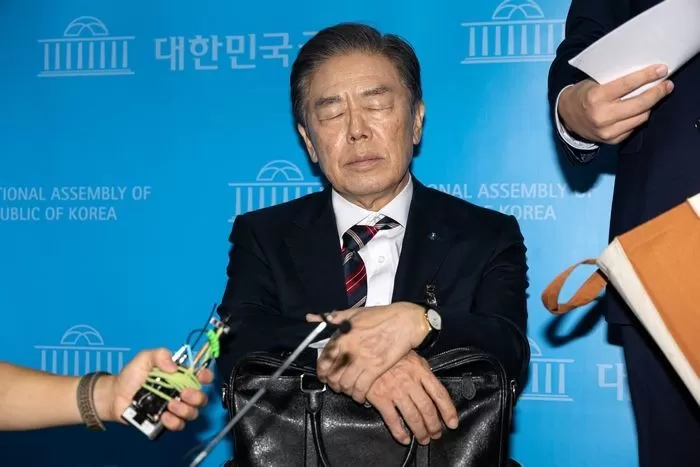 김형석 독립기념관장이 8일 서울 여의도 국회 소통관에서 대국민 기자회견을 하기 전 생각에 잠겨있다. 2025.9.8 / 뉴스1