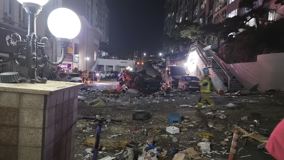 origin_새벽청주봉명동상가서가스폭발사고…주민12명부상 (1).jpg