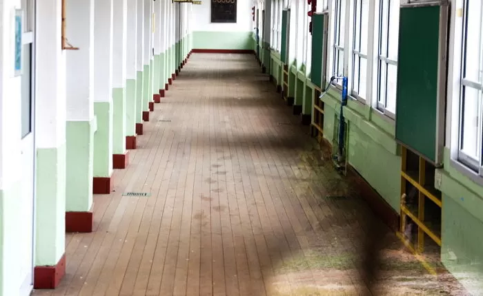 중학생 고등학생,미성년자 청소년,10대 커플,학교 교실 책상,애정행각 민폐 커플