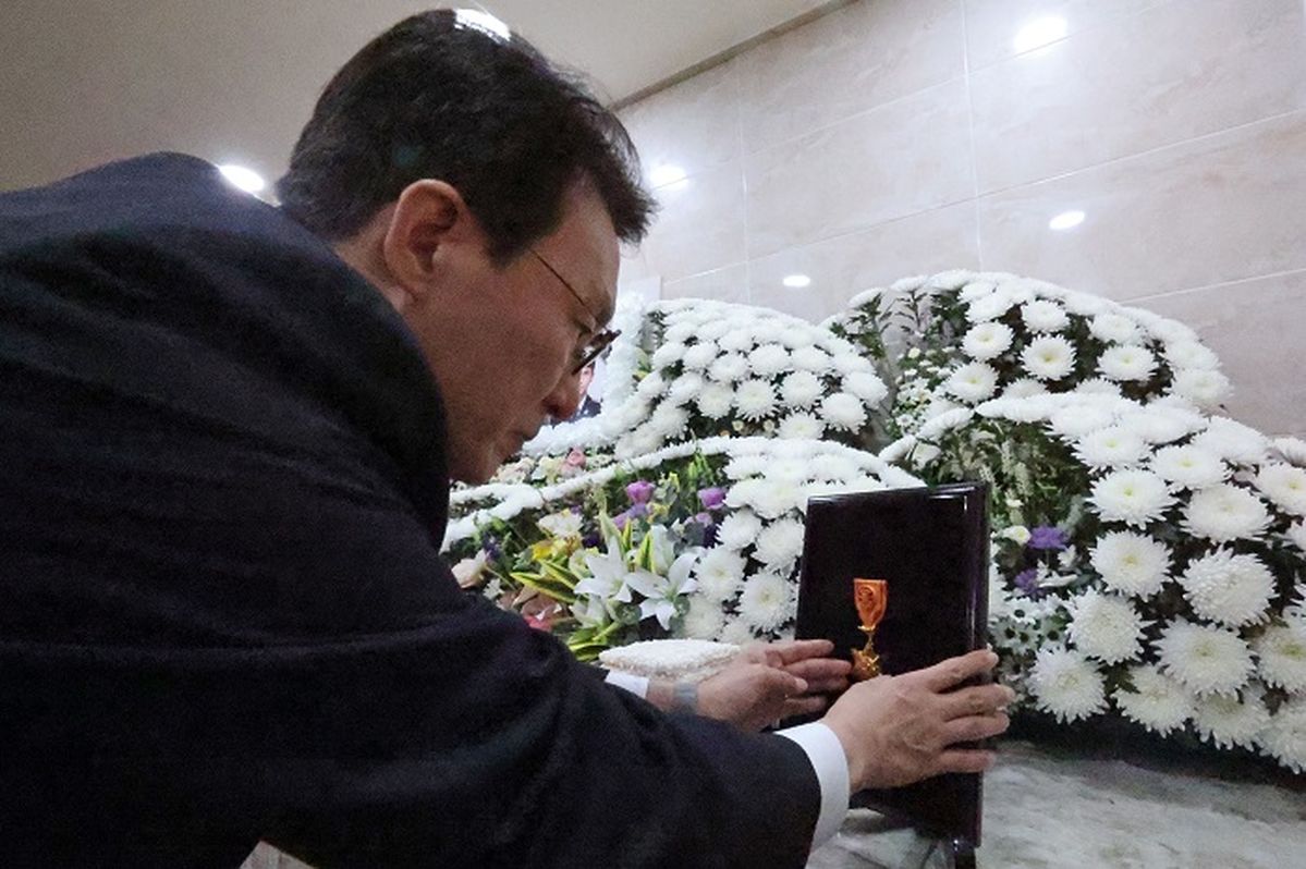 김민석 총리, 완도 화재 순직 소방관 빈소서 '옥조근정훈장' 직접 추서