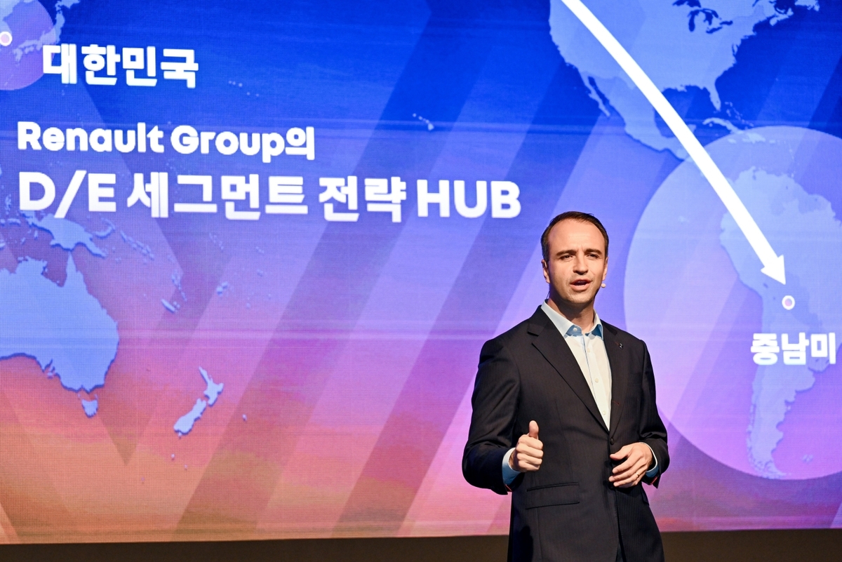 [사진자료] 르노코리아 니콜라 파리 사장이 기자 간담회에서 발표를 하고 있다._2.jpg