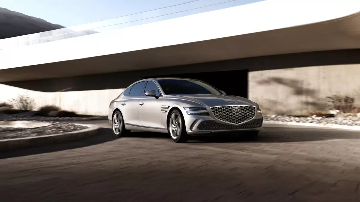 세빌 실버 색상의 GENESIS G80 스탠다드 차량이 좌측면으로 정차해 있습니다.