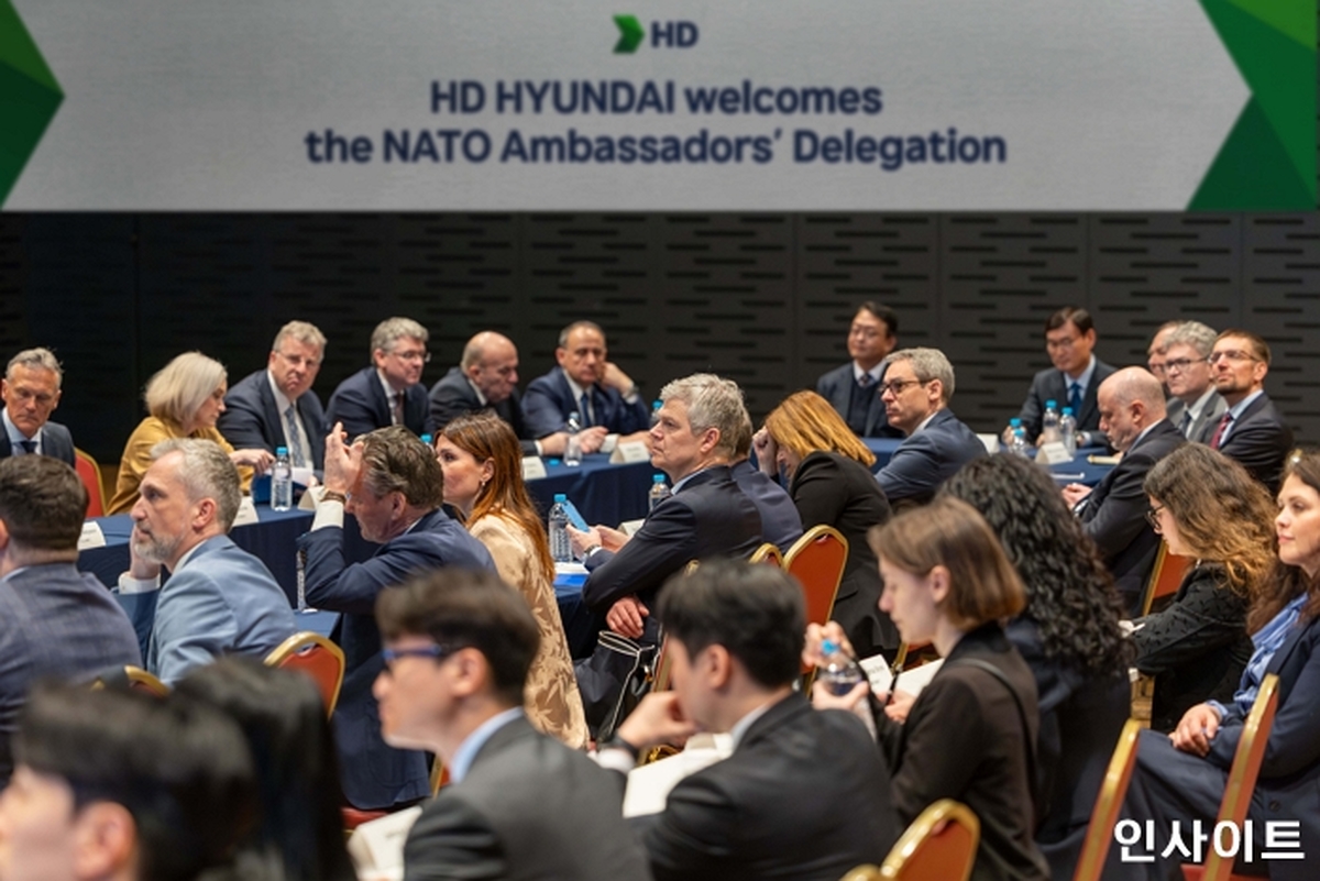 사진 2. 나토 주재 30개국 대사단이 14일(화) 경기도 판교의 HD현대 글로벌 R&D센터의 아산홀에서 회사 관계자로부터 HD현대의 미래 비전과 기술 역량에 대한 설명을 듣고 있다.jpg