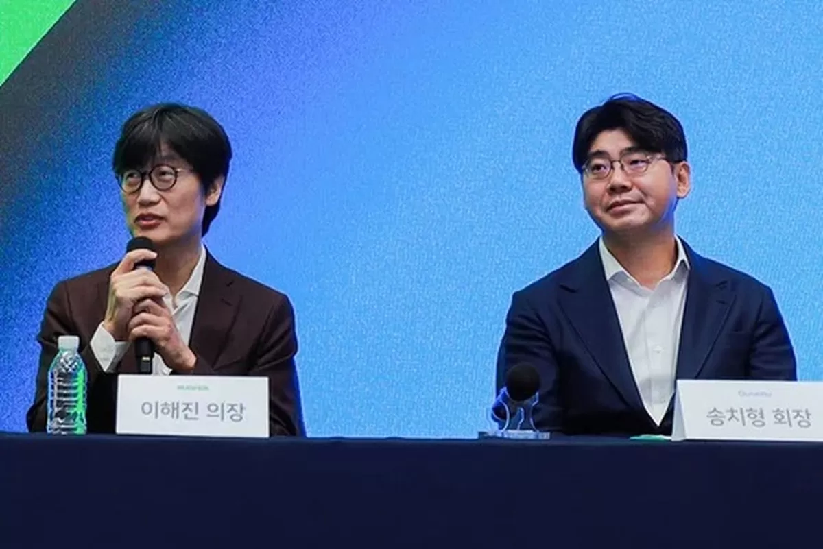 27일 간담회에서 발언 중인 이해진 네이버 창업자(왼쪽)와 송치형 두나무 회장. [사진 네이버]