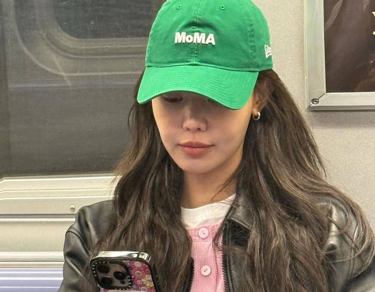 모자 쓴 채 미국 지하철서 포착된 ‘유명 女스타’... 꾸안꾸에도 시선 집중