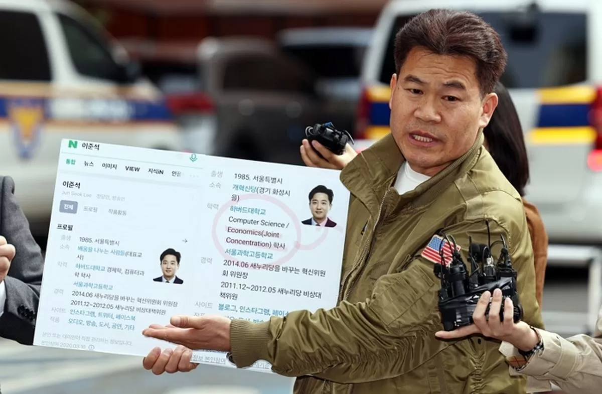 보수 성향 유튜버 전한길씨가 1일 오전 서울 동작경찰서에서 세번째 조사를 받기 위해 출석하며 이준석 개혁신당 대표의 학력이 허위사실이라고 주장하고 있다. 2026.4.1/뉴스1