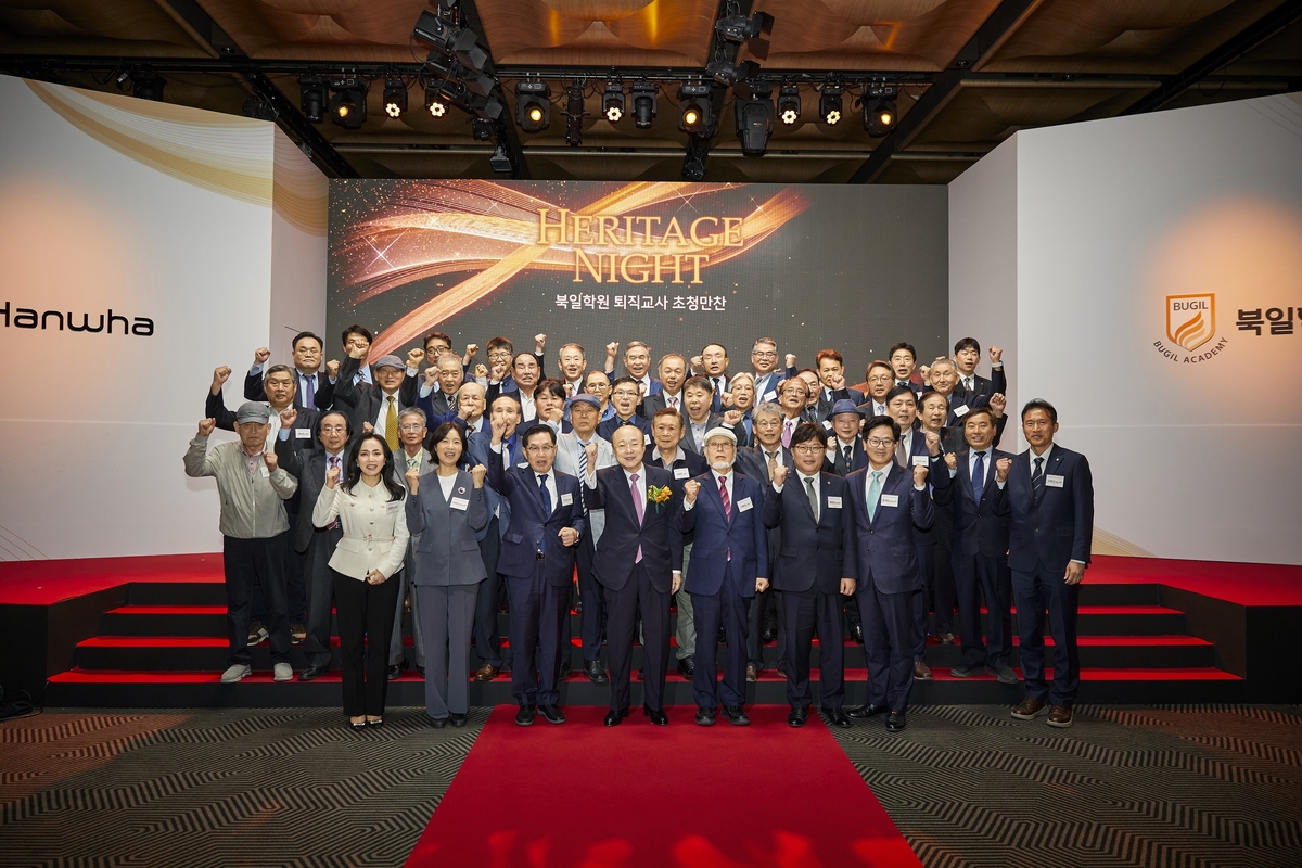 [사진_1] 김승연 회장이 4월 16일 북일학원 퇴직교사 초청만찬에 참석한 선생님들과 단체사진을 찍고 있다.jpg