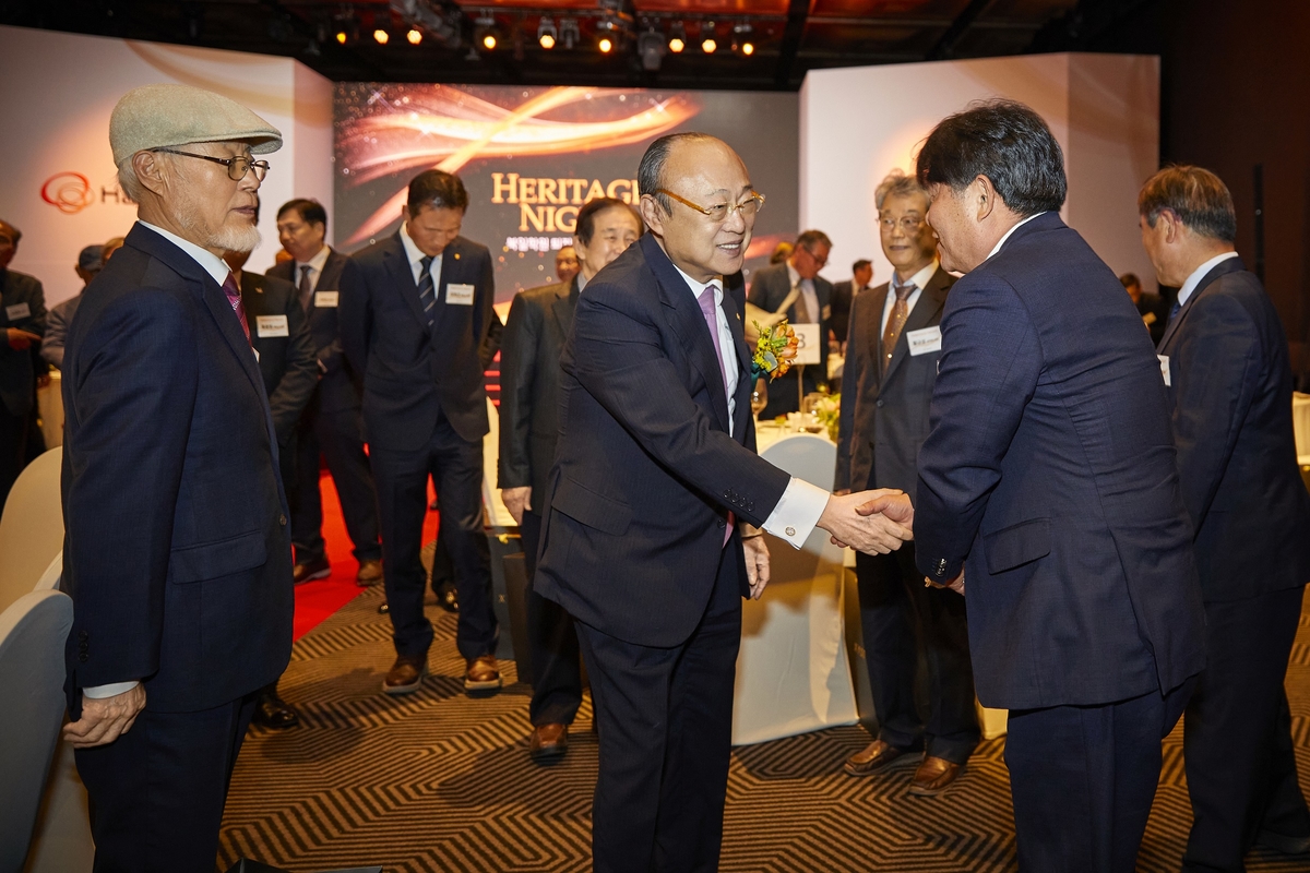 [사진_2] 김승연 회장이 4월 16일 북일학원 퇴직교사 초청만찬에 참석한 선생님들과 인사를 하고 있다.jpg