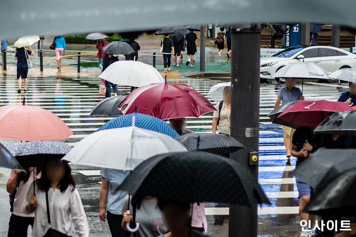 월요일 출근길 전국 '가끔 비'... 무더위 꺾이지만 오후부터 '황사' 공습