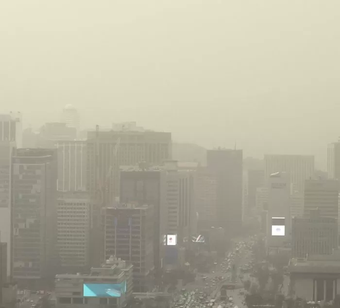 올 봄 최악의 미세먼지 농도를 보인 29일 오전 서울 광화문과 세종대로 일대가 뿌옇다 / 뉴스1