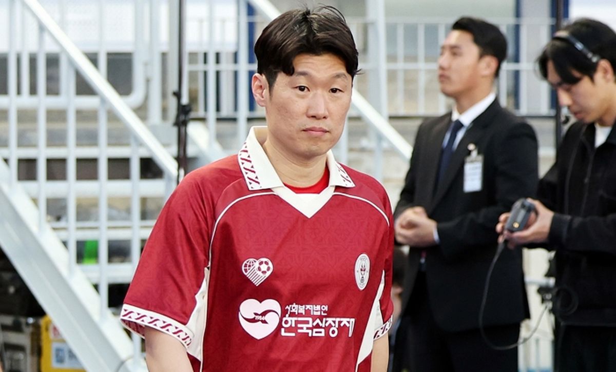 수원 빅버드에 ‘위송빠레’ 울려 퍼졌다... 박지성 등판에 4만명 몰린 축구 레전드 매치