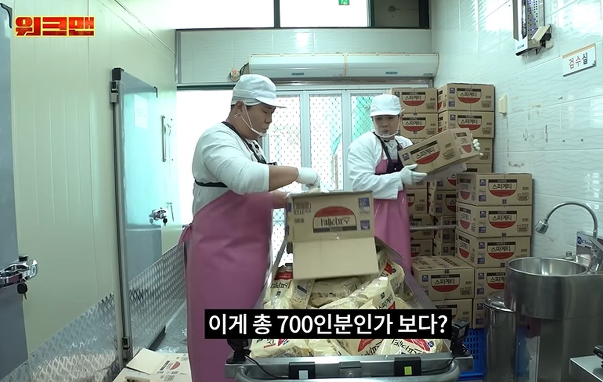 ‘K-급식 조리’ 도전한 이준·문세윤, 고강도 노동에 기진맥진
