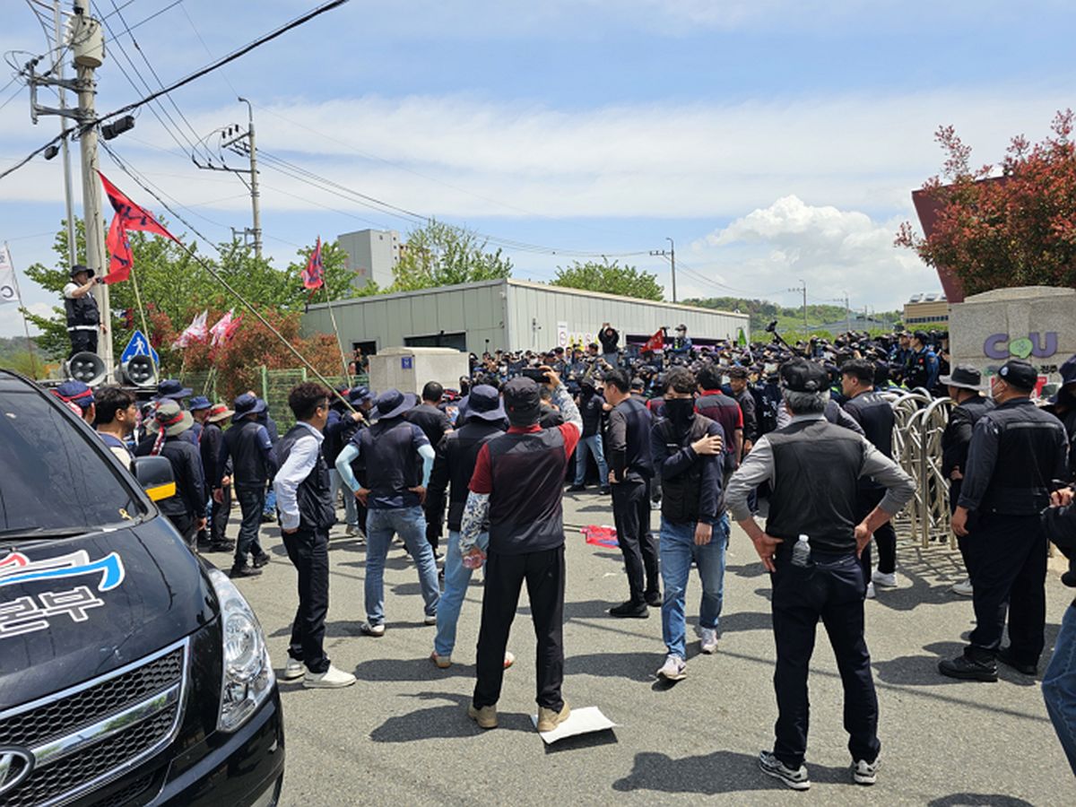 CU 진주 물류센터 앞 집회서 2.5t탑차가 조합원 3명 들이받아... 1명 사망